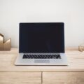 Laptop scherm schoonmaken: zo doe je het goed (en wat je moet vermijden)